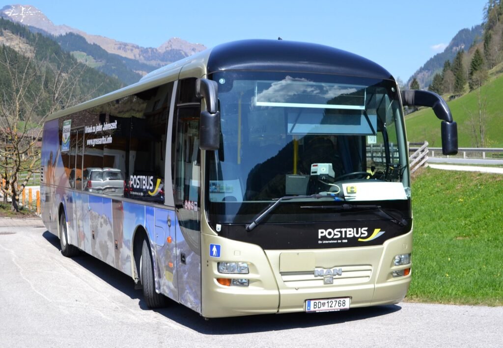 Regionalbus der ÖBB-Postbus GmbH auf einer österreichischen Landstraße
