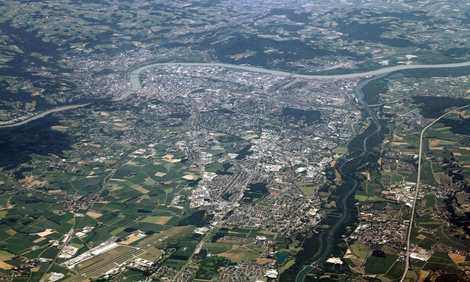 Luftbild des Linzer Zentralraums an der Donau