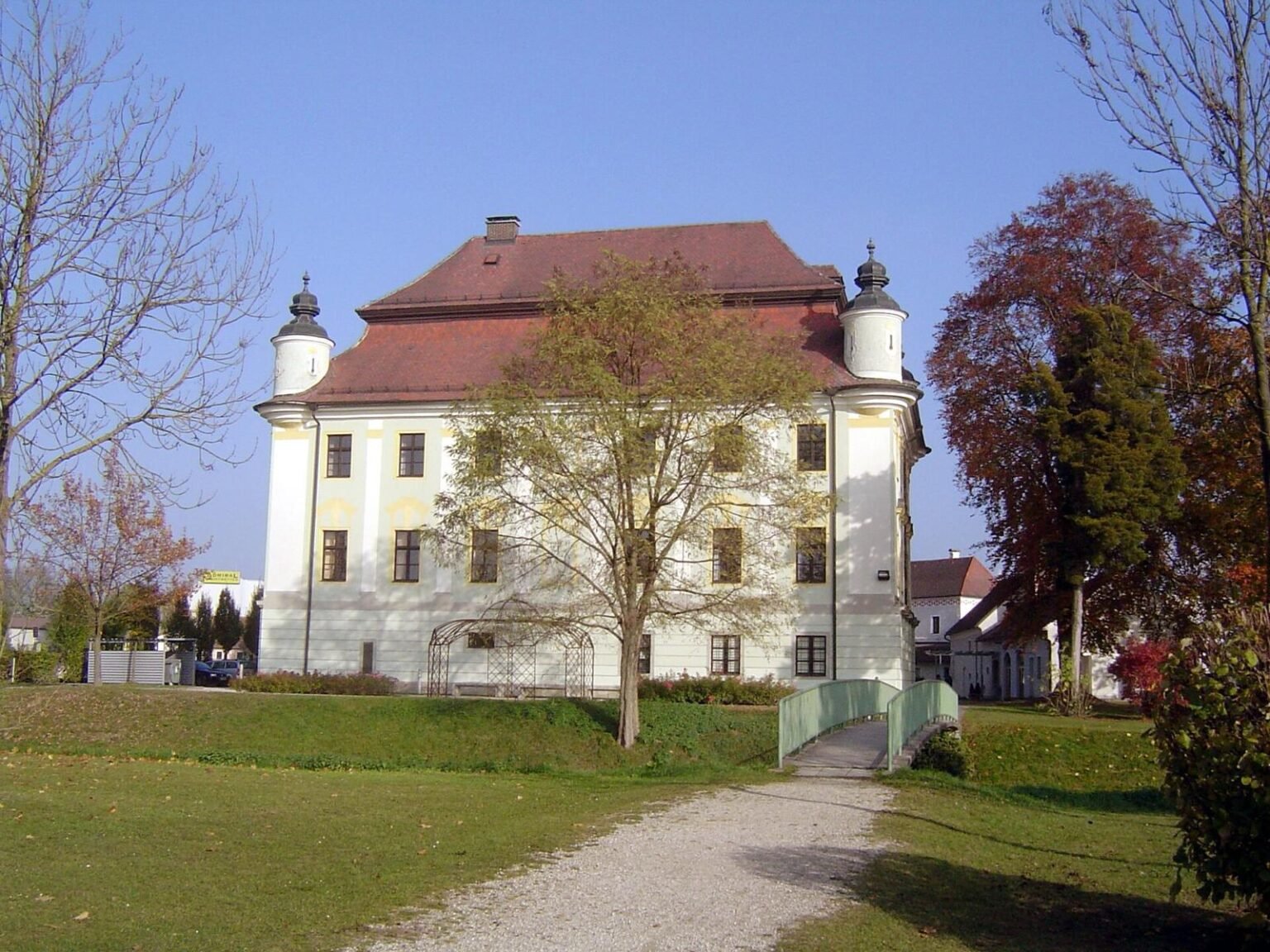 Schloss Traun, Endpunkt der Straßenbahnlinie 4